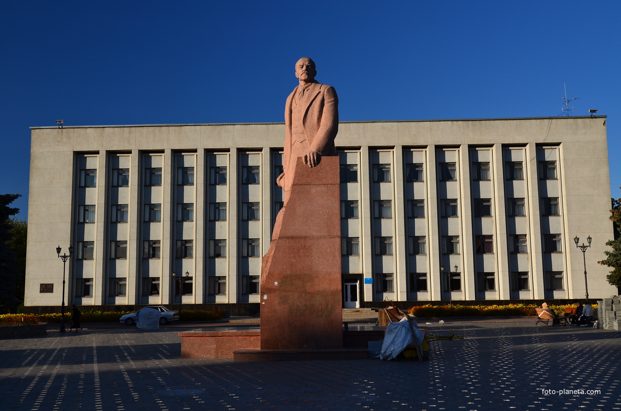 Памятник Ленину, здание городской администрации (до февраля 2014 года)