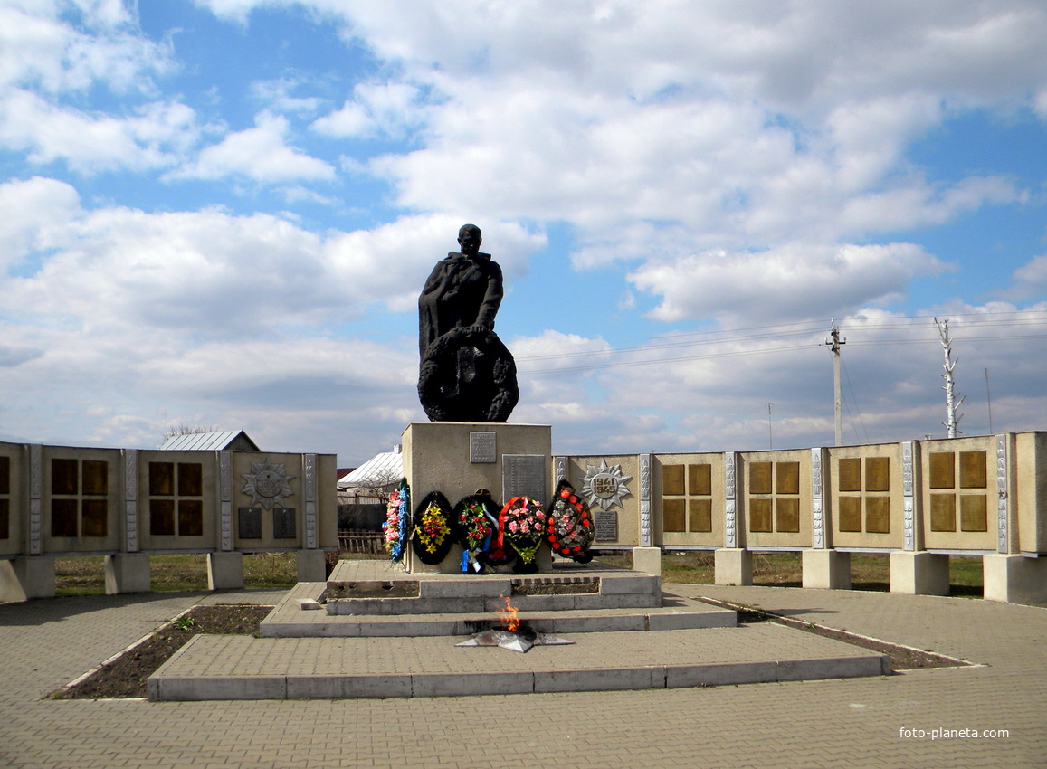 Памятник на братской могиле 122  советских воинов