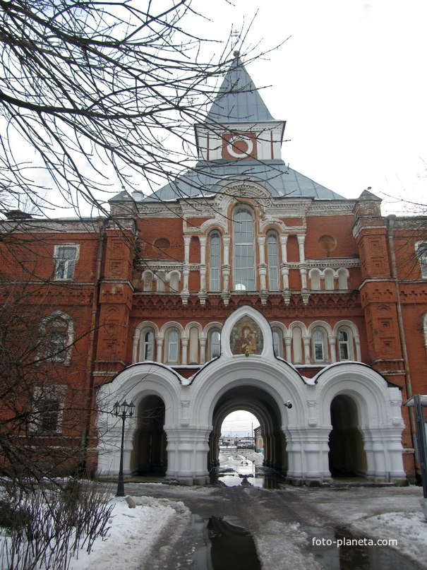 Надвратная церковь.