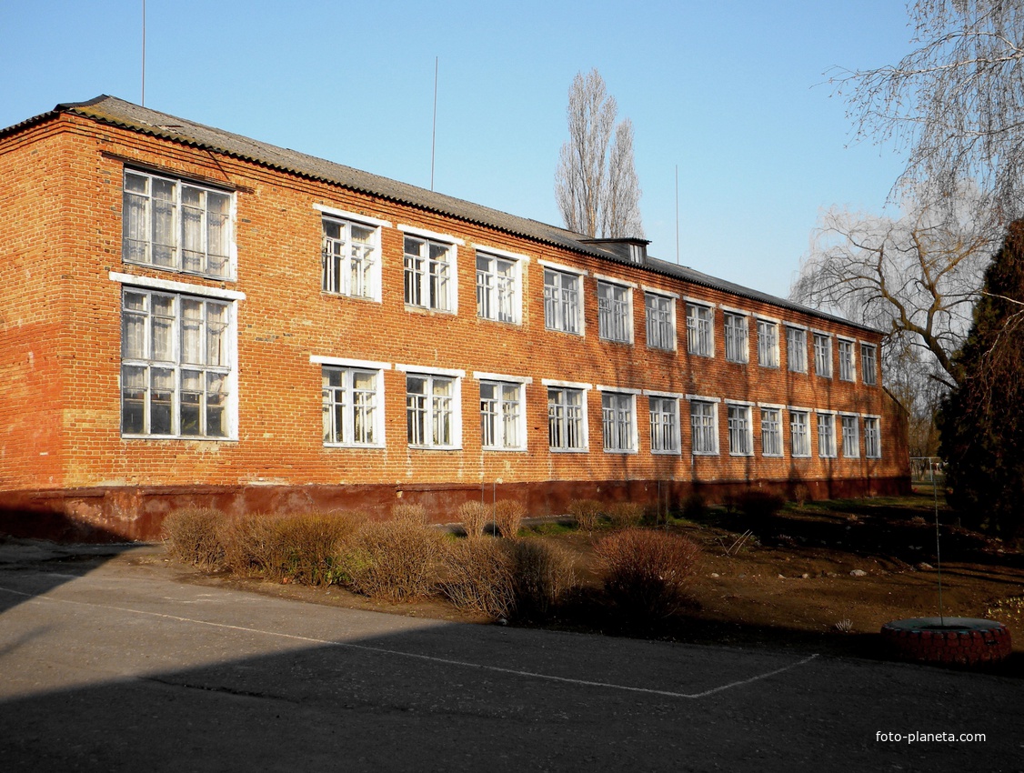 Здание школы в селе Красное