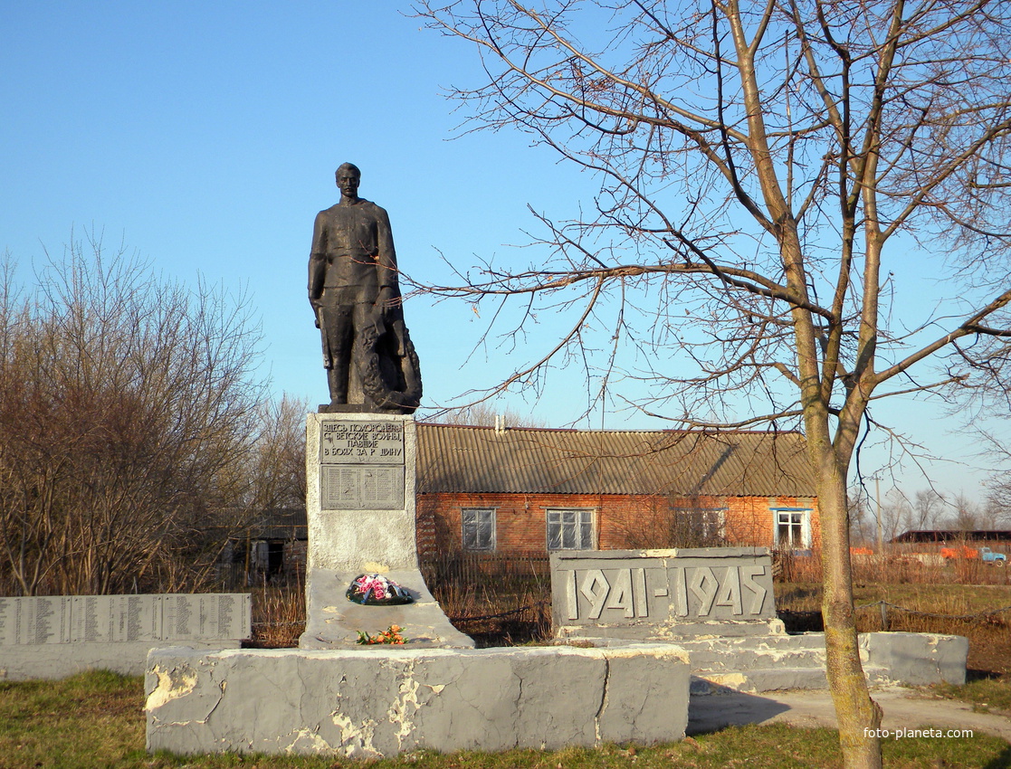 Памятник на братской могиле 135  советских воинов