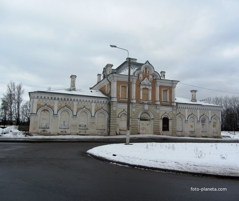 Санкт-Петербург, посёлок Володарский (Сергиево).ж/д станция, вид со стороны автобусной остановки