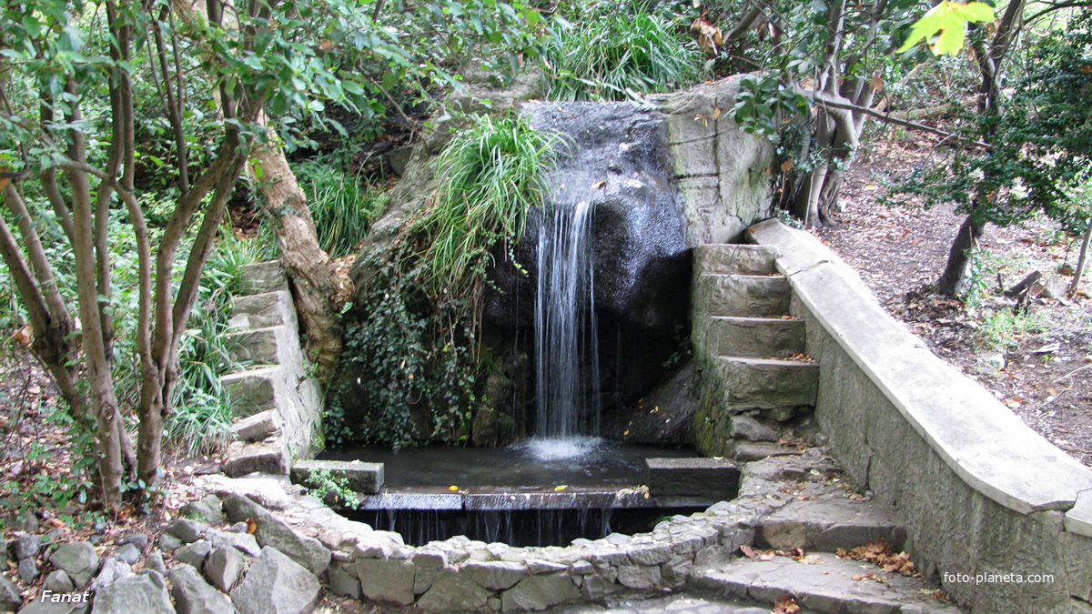 Водопад в парке