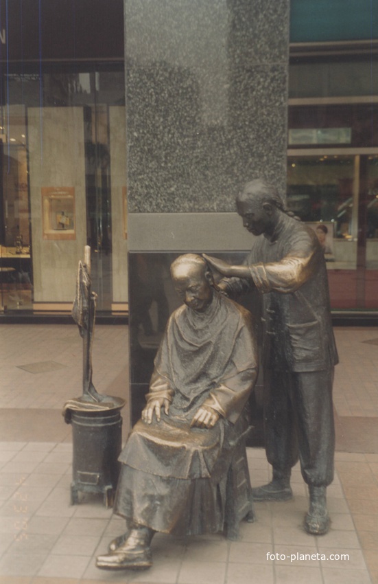 Скульптурная композиция у парикмахерской на пешеходной улице
