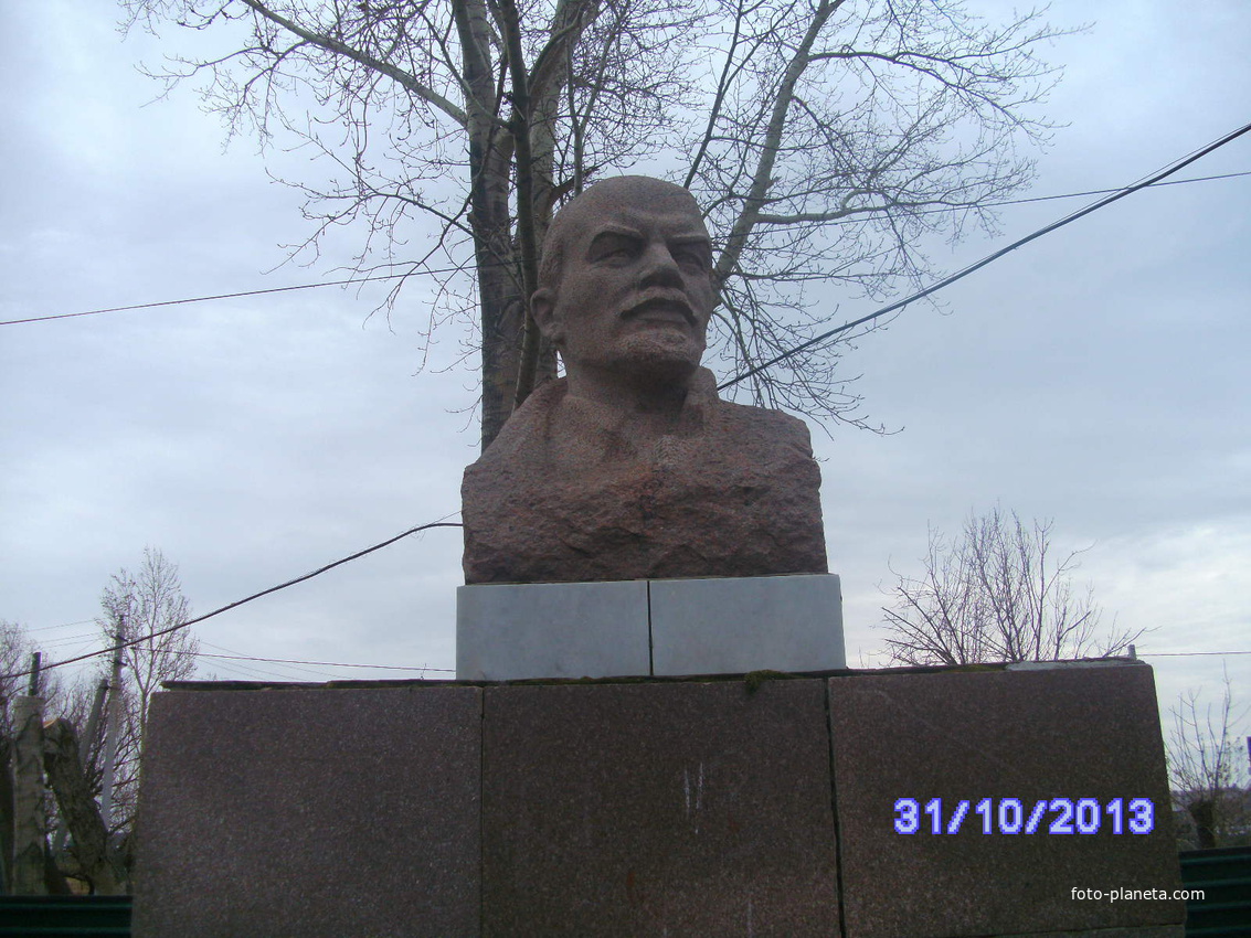 памятник  Ленину (на площади)