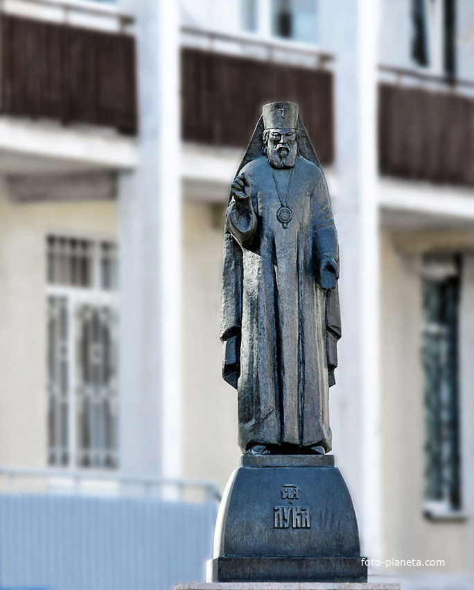 Скульптура святого Луки на территории 2 Городской больницы