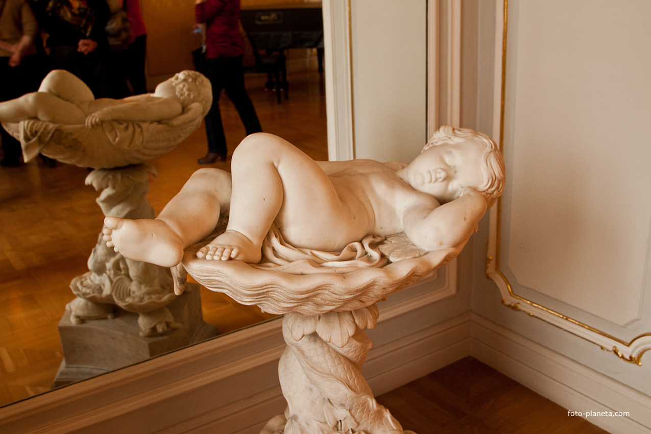 Статуя спящего мальчика в Мраморном дворце
