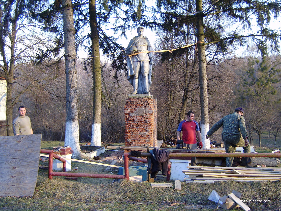 Реставрація пам`ятника воїнам, які загинули під час ВВВ