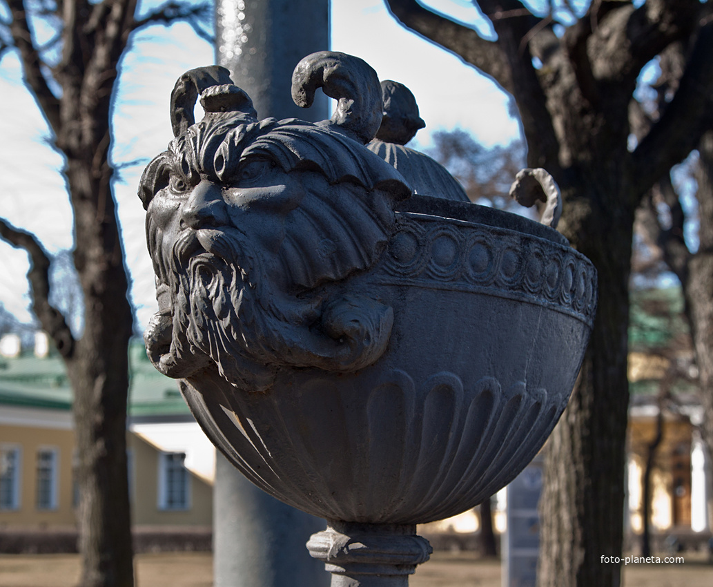 Чаша на ограде Таврического дворца
