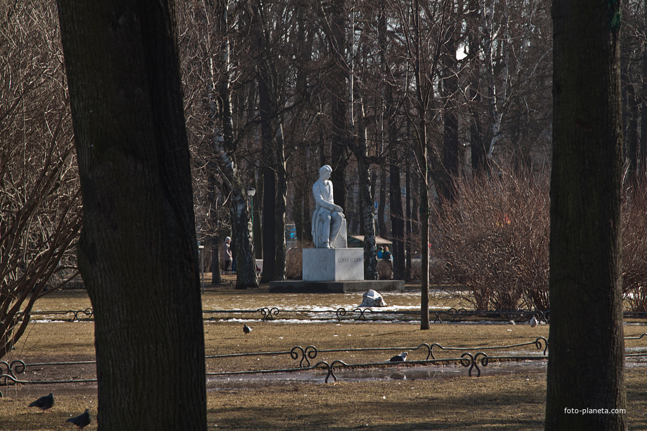 Таврический сад. Памятник Есенину.