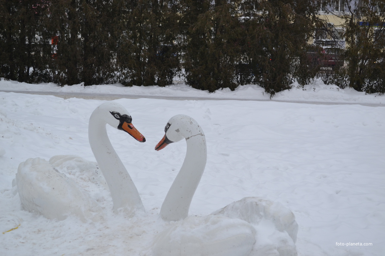 Лебеди на площади Дзержинского