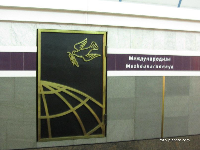 Метро Международная. Перронный зал станции, фрагмент