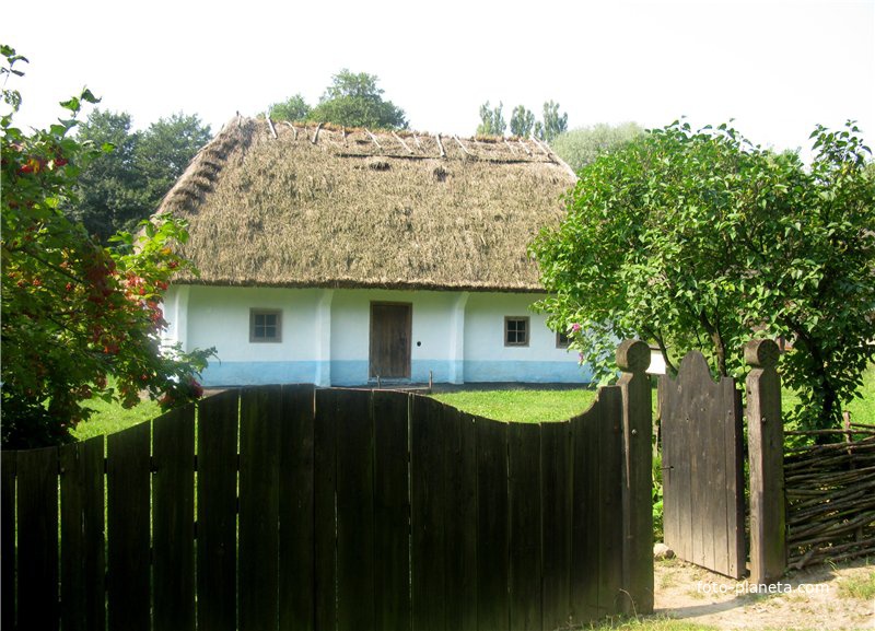 В Музеї народної архітектури і побуту в Чернівцях представлена садиба селянина-багача, перевезена з Рідківців.