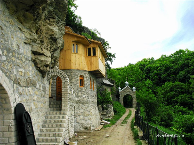 Свято-Миколаївський скельний монастир Галиць