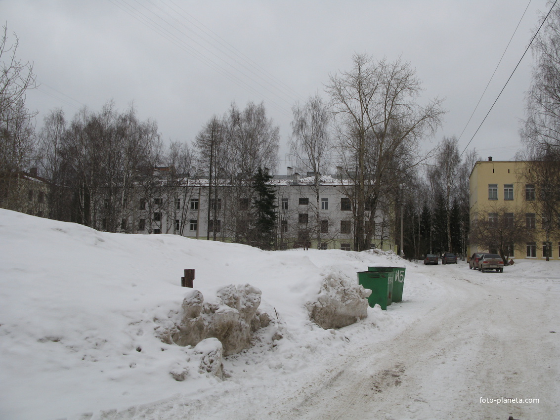 Сыктывкар 2014 - здесь на месте сугробов когда-то была хоккейная коробка