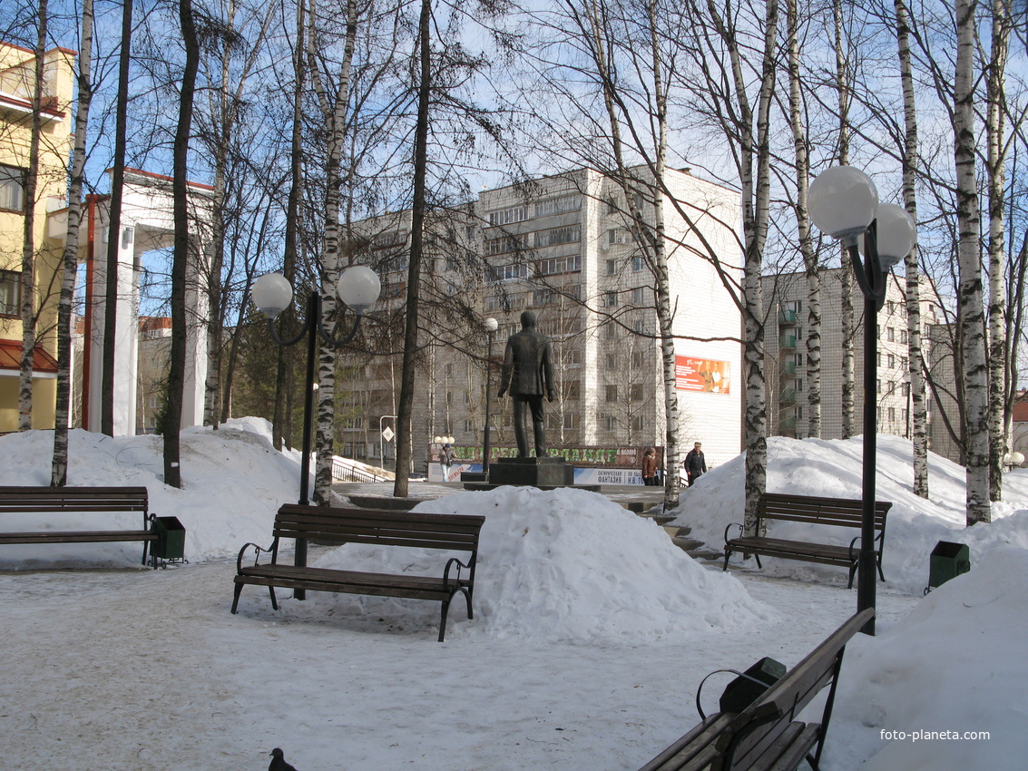 Сыктывкар 2014  - сквер возле драмтеатра