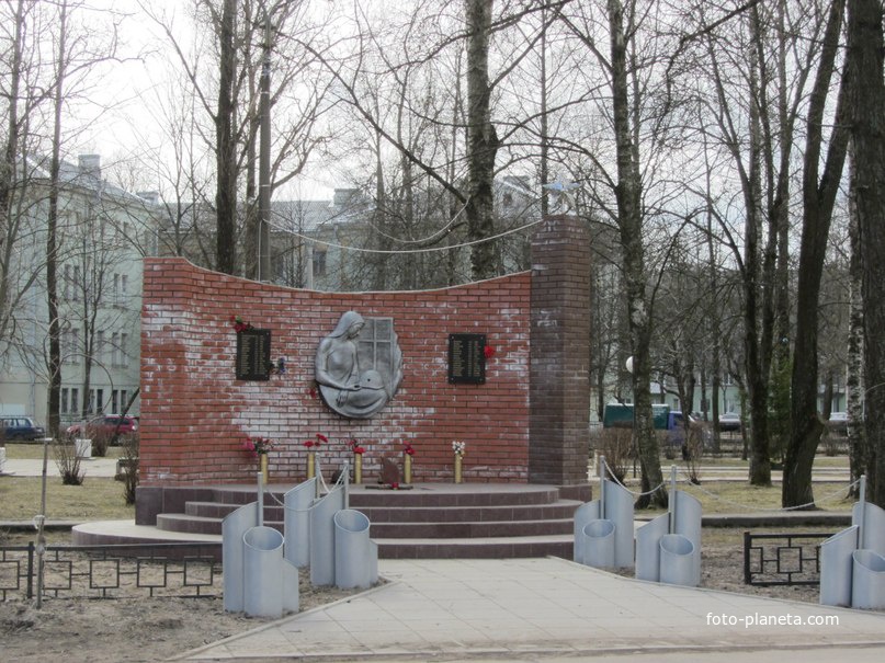 Кировск, памятник в сквере