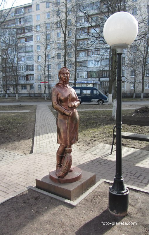 Памятник чистоте улиц, другой ракурс