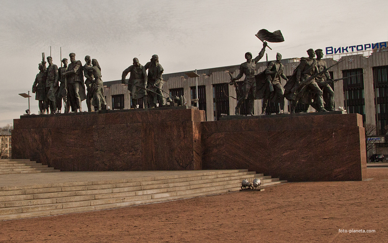 Скульптурная группа на площади Победы