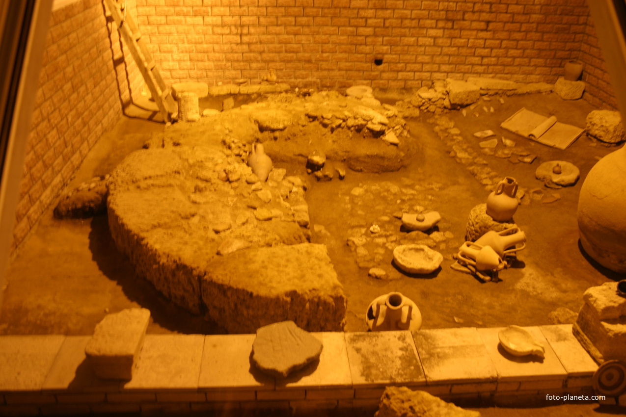 Раскопки: стены древней Керкинитиды IV-III в.в. до н.э., античные сосуды, элементы утвари и предметы быта