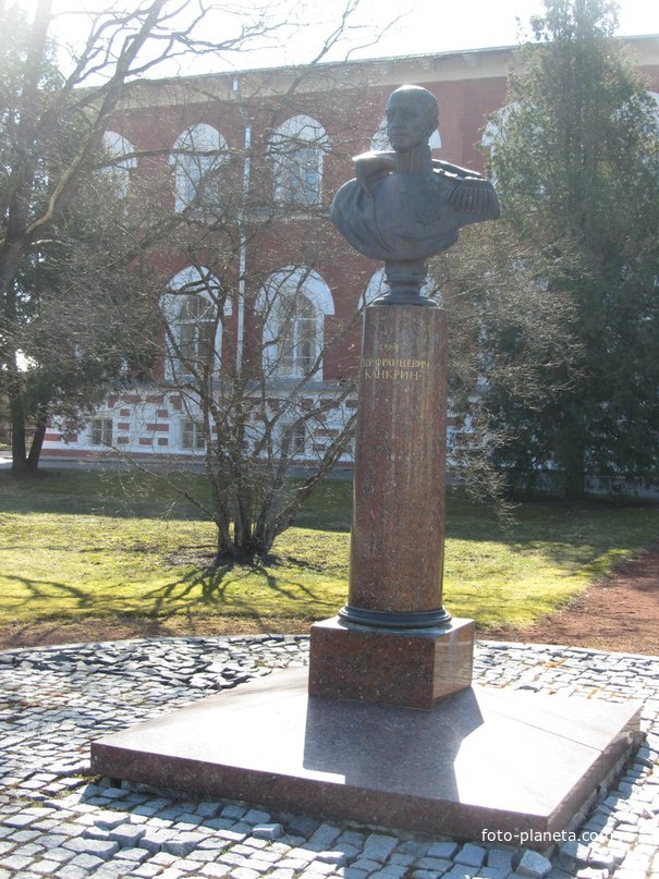Лисино-Корпус, Е. Ф. Канкрин. Памятник перед зданием Егерского училища.