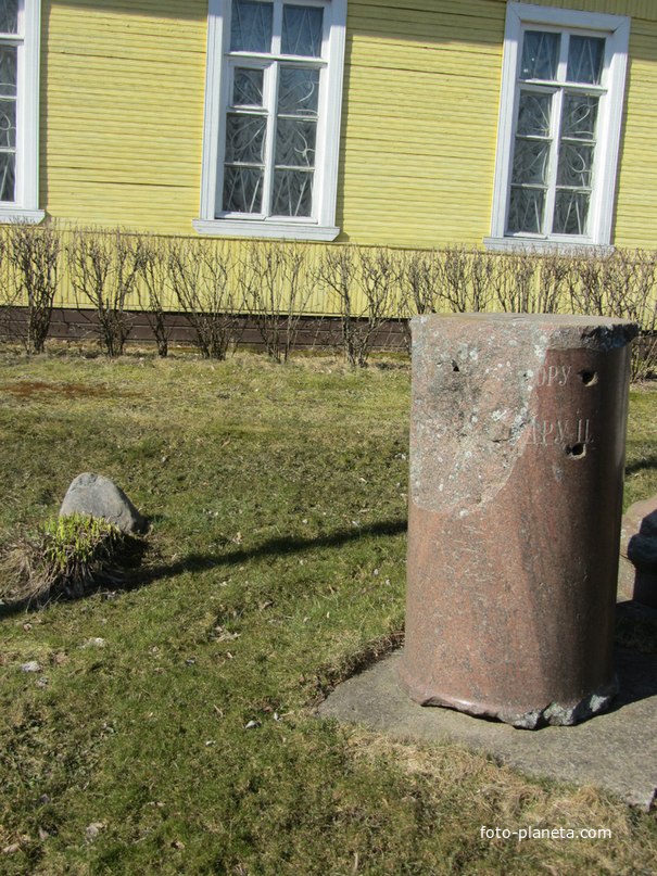Руина-постамент памятника Александру II