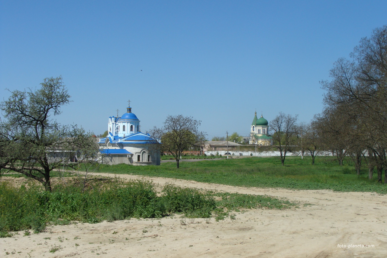 Свято Николаевская и Свято Успенская церкви в крепости