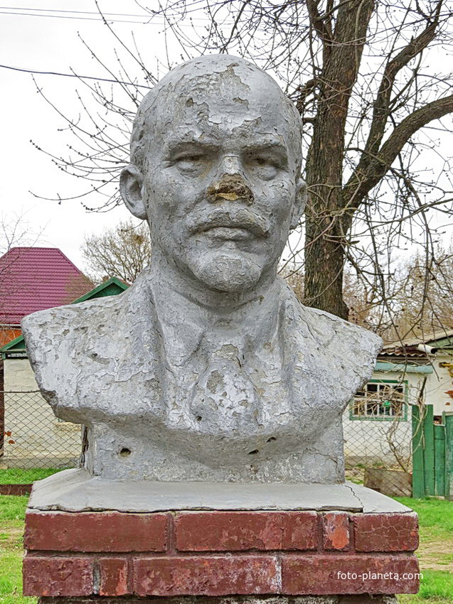 Бюст Ленину