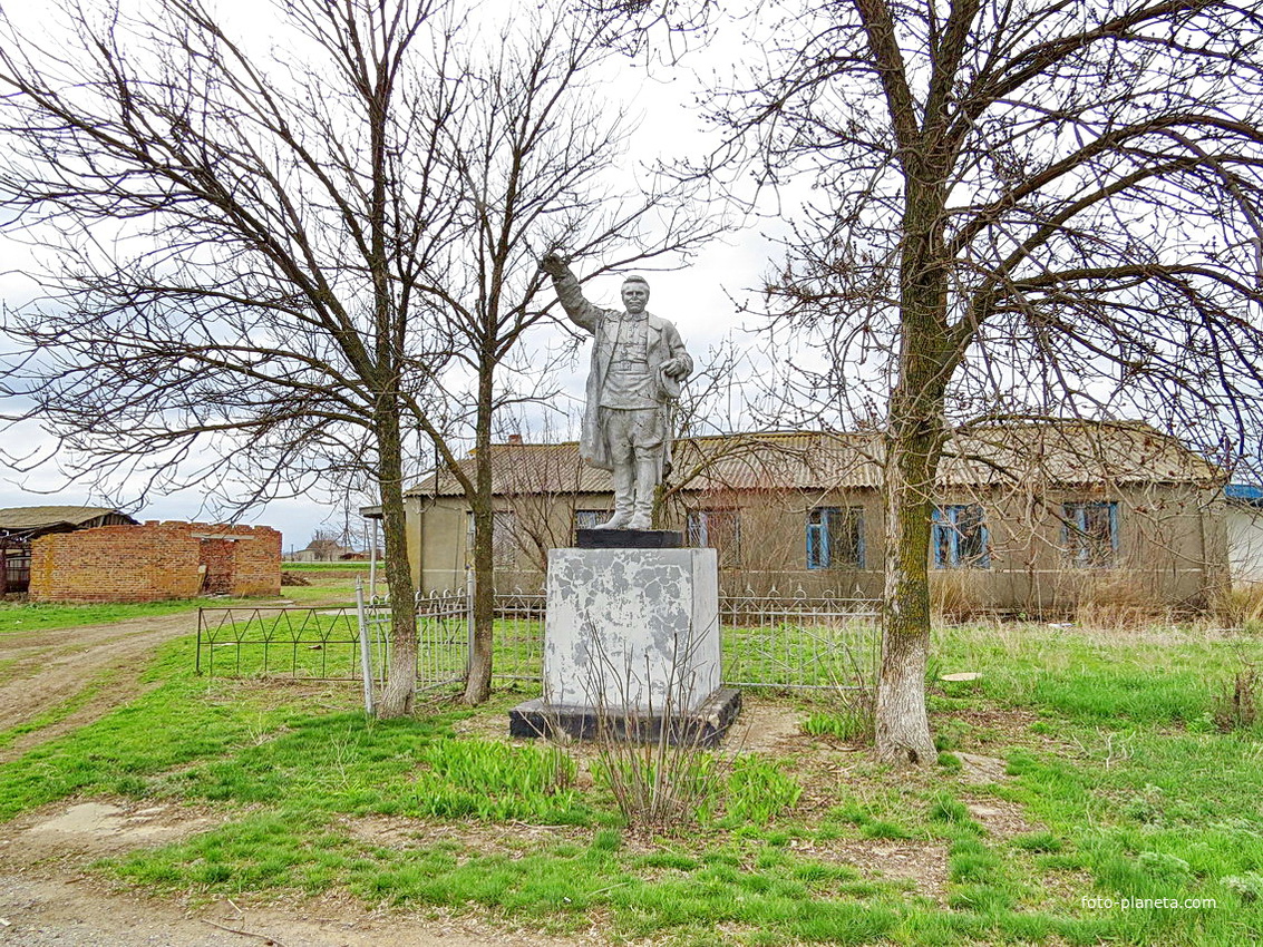 Памятник Кирову в центре хутора