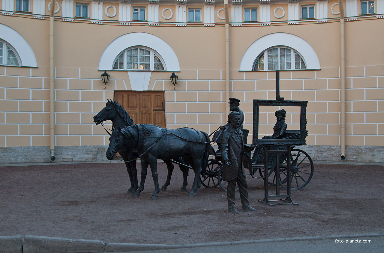 Скульптурная группа перед Императорскими дежурными конюшнями