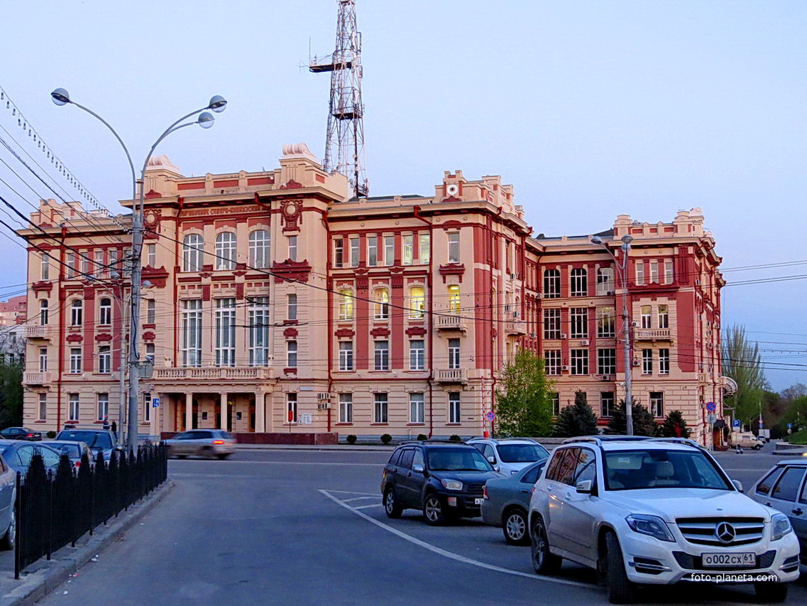 Театральная площадь, Здание Северо-Кавказкой ЖД