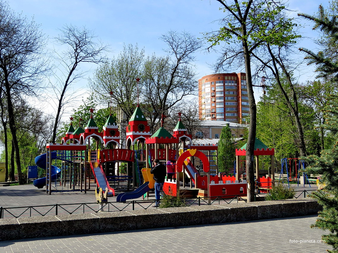 Детская площадка на площади Карла Маркса