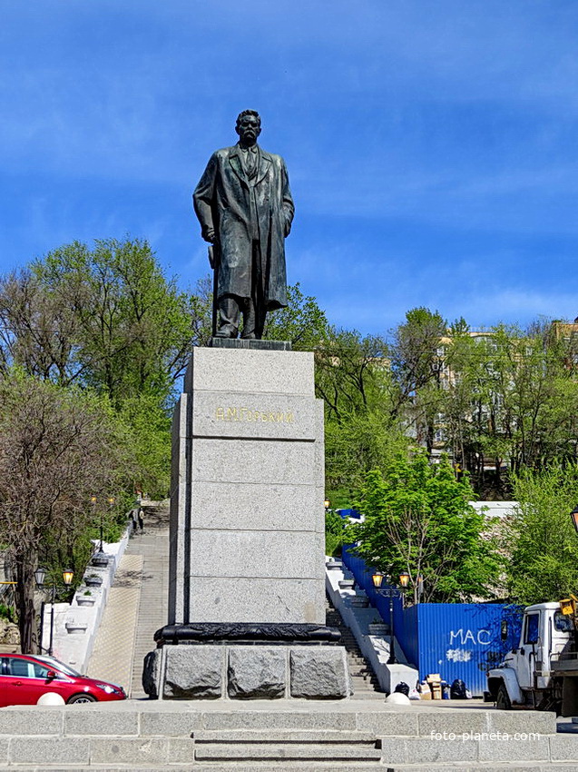 Ростов-набережная. памятник Горькому