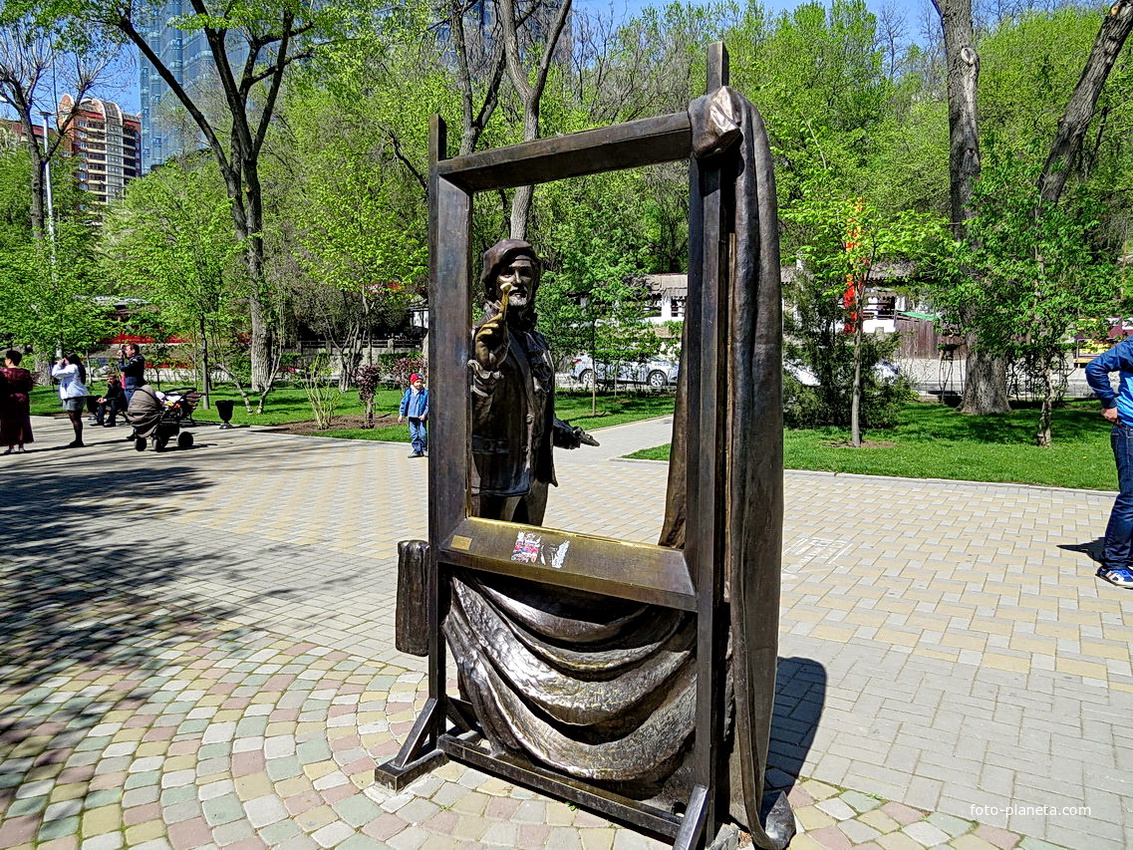 Ростов-набережная. Скульптурная композиция &quot;Художник&quot;