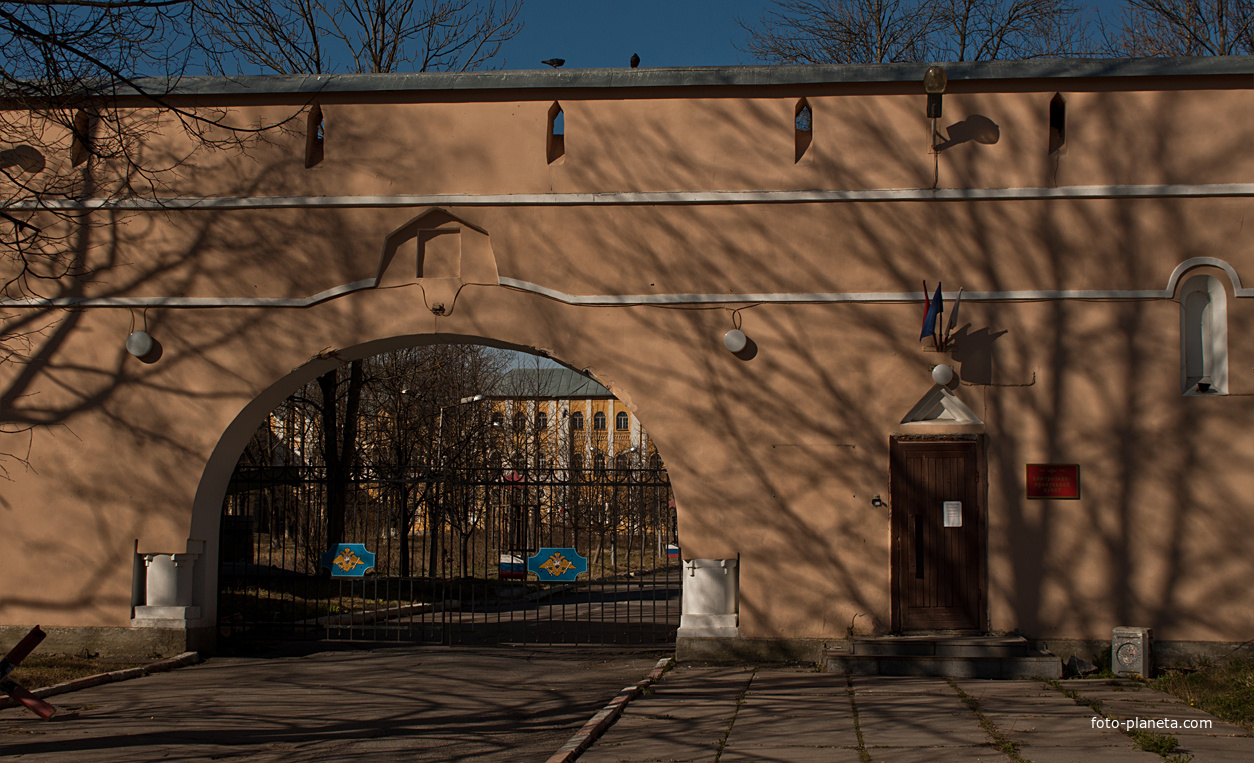 Ворота бывшего военного училища радиоэлектроники