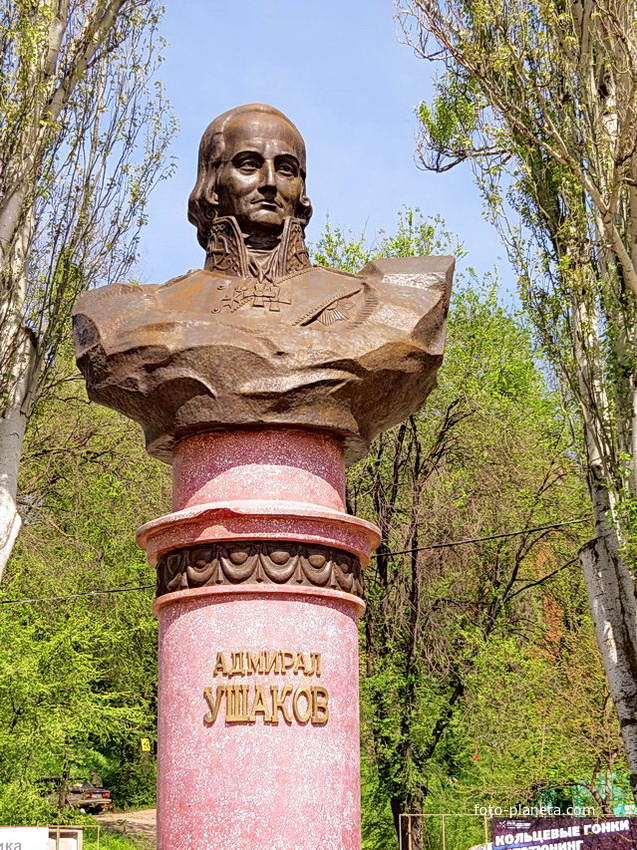 Ростов- набережная, Памятник адмиралу Ушакову.