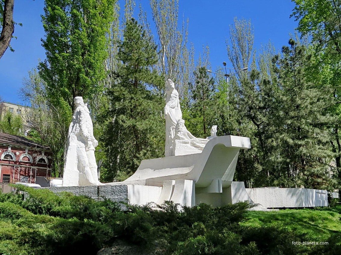 Ростов - набережная. Непонятная скульптурная композиция