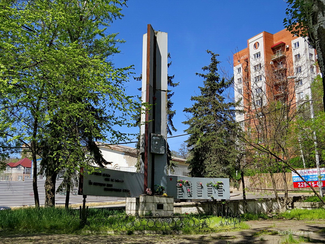 Ростов- стела памяти воинам ВОВ у завода &quot;Красный Дон&quot;