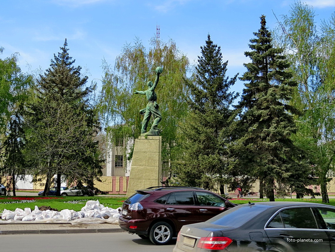 Памятник создателям Первого спутника 1957 г.
