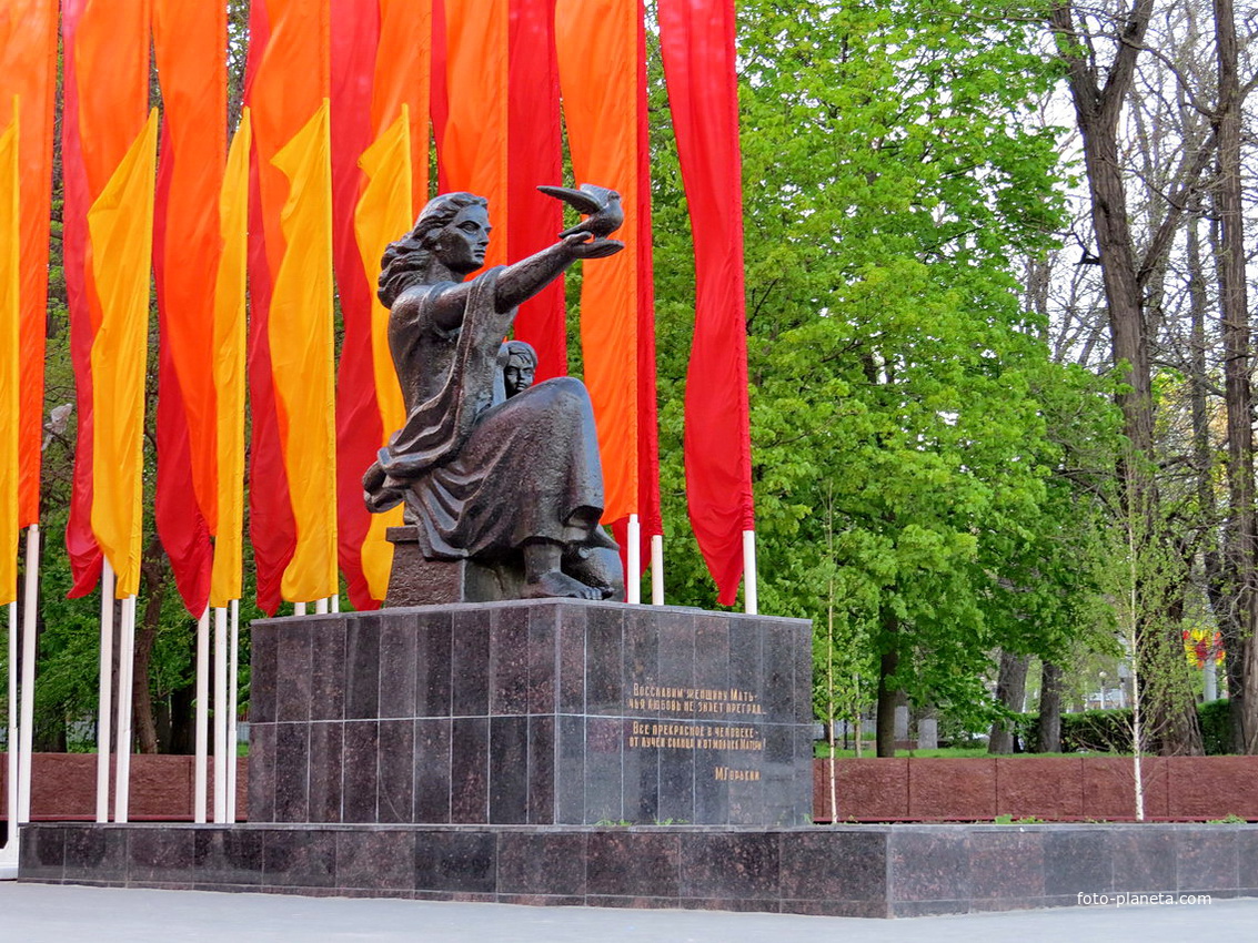 Памятник матери, большая Садовая у театральной площади