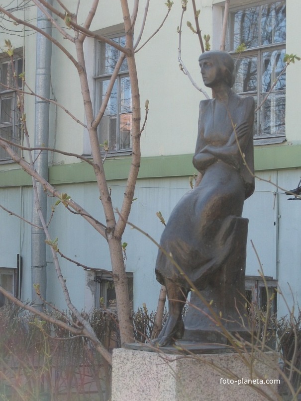 Памятник А.А.Ахматовой, другой ракурс