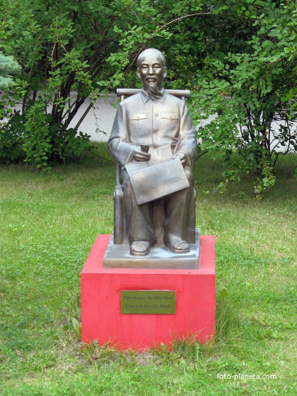 Памятник Хо Ши Мину