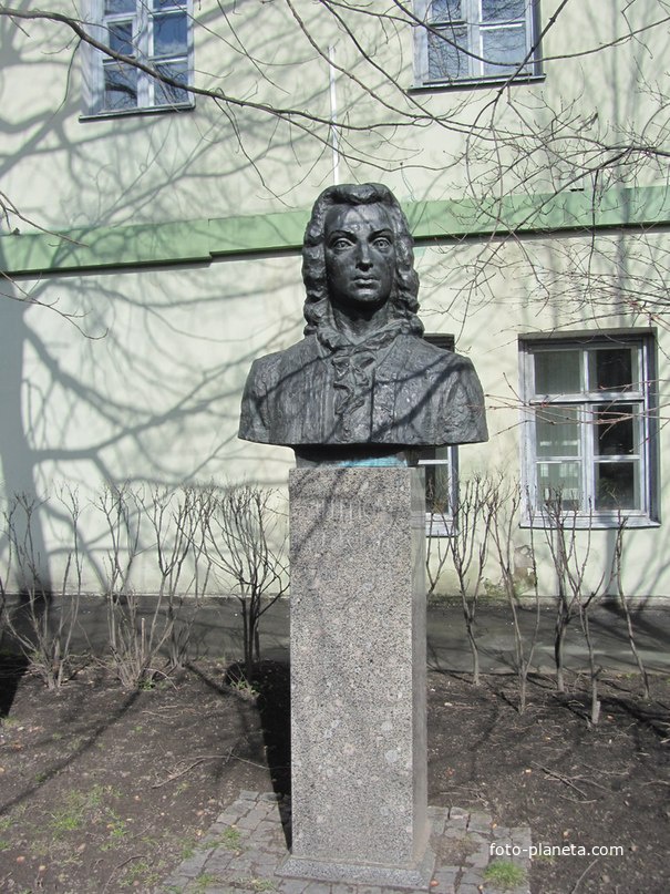 Памятник А. Кантемиру Подарок Молдовы