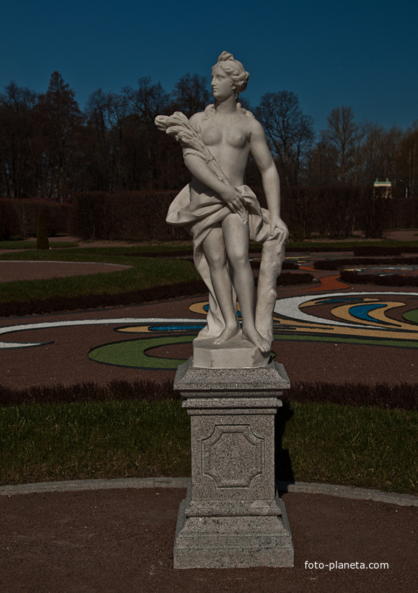 Статуя Беллоны в Нижнем парке