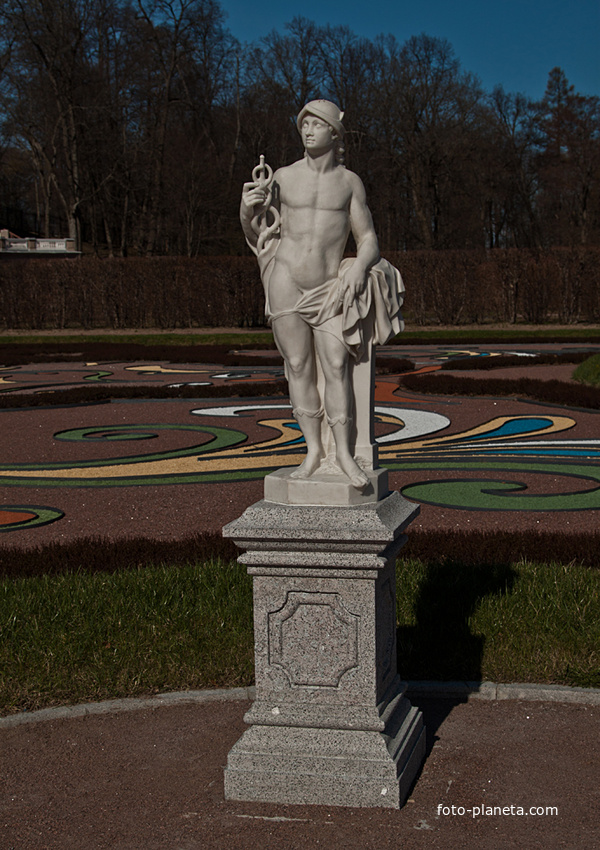 Статуя Меркурия в Нижнем парке