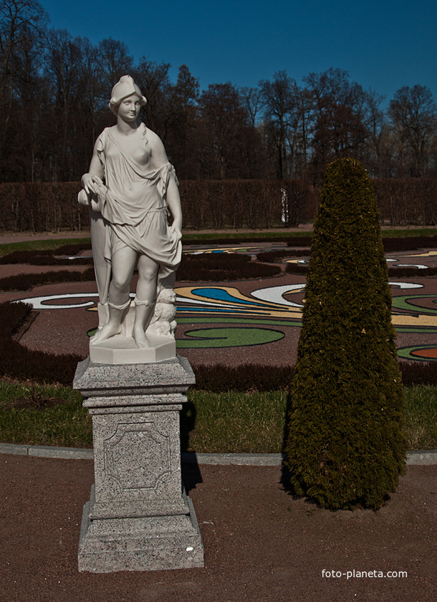 Статуя Миневры в Нижнем парке