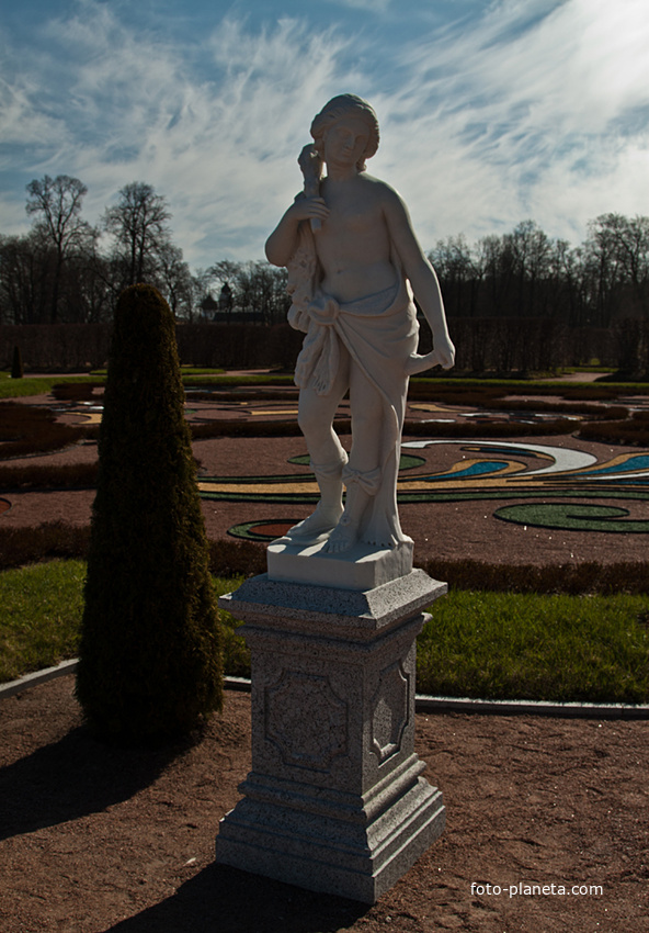 Статуя в Нижнем парке