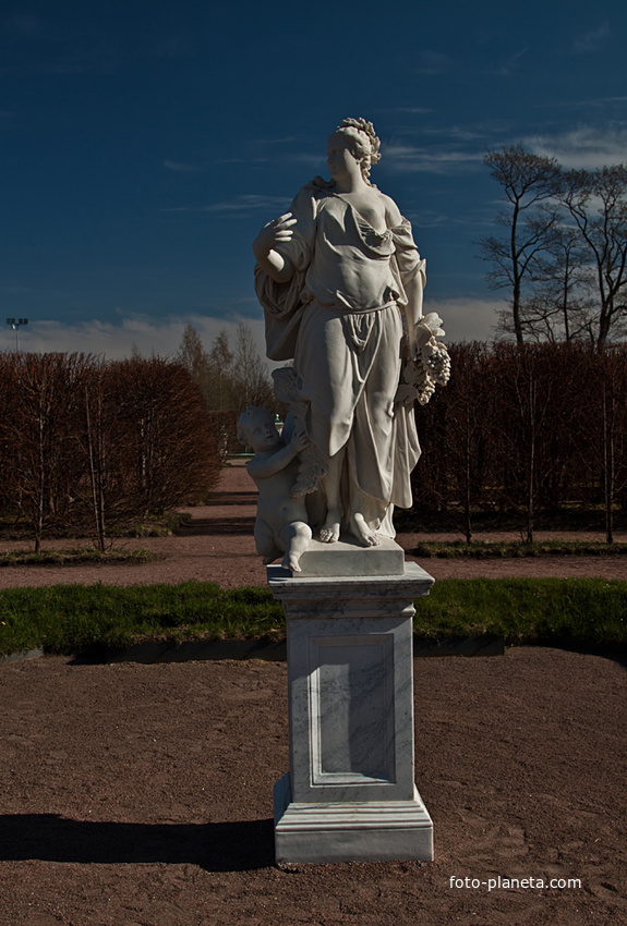 Статуя &quot;Земля&quot; в Нижнем парке