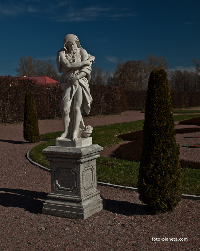 Статуя &quot;Зима&quot; в Нижнем парке