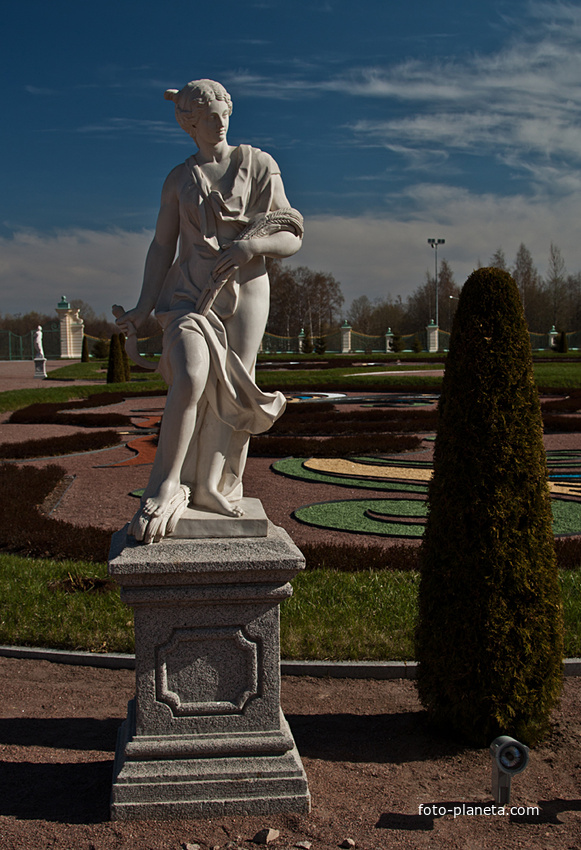 Статуя &quot;Лето&quot; в Нижнем парке